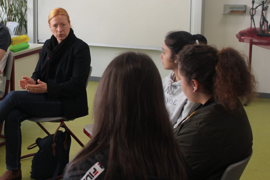 Dagmar Schmidt, MdB im Gespräch mit Schülerinnen der Schwingbachschule in Hüttenberg.